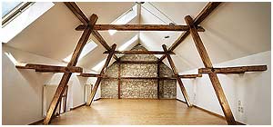 Blick in den Seminarraum im ersten Stock des Kreuzgewölbes